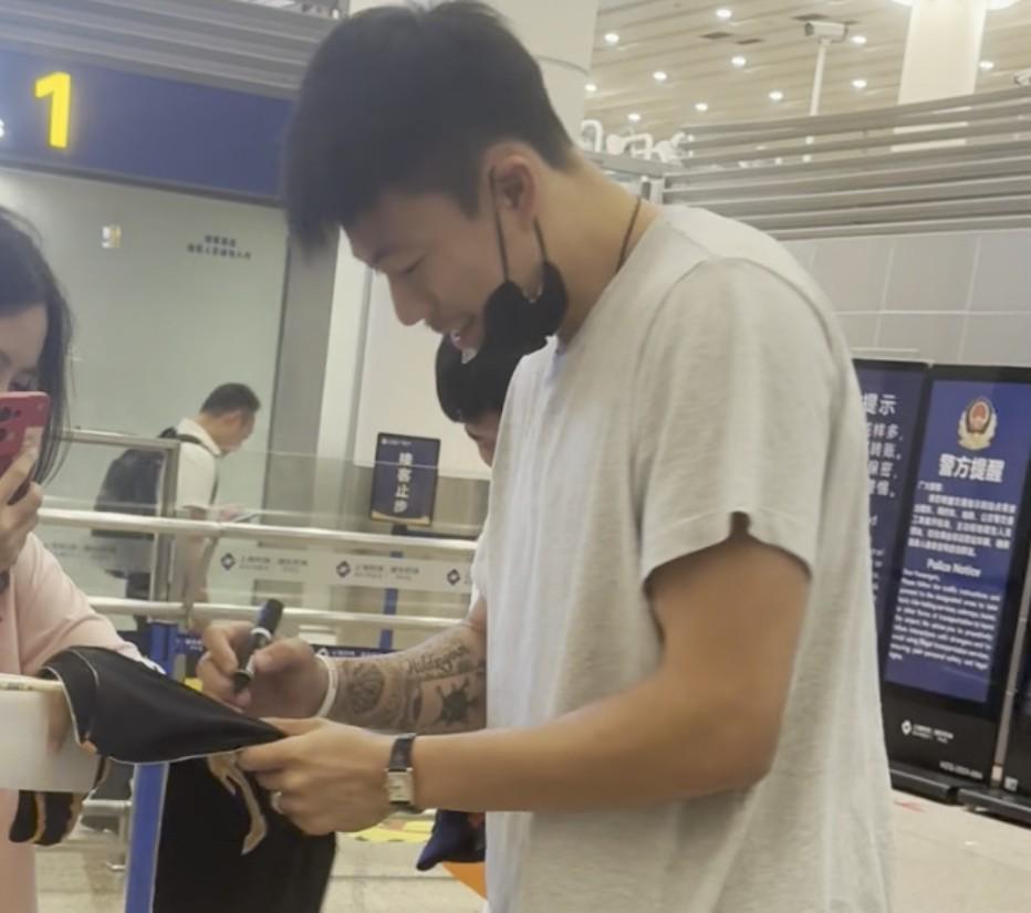 开云网页版-新援来了！张镇麟乘机抵达浦东机场，即将与上海男篮会合